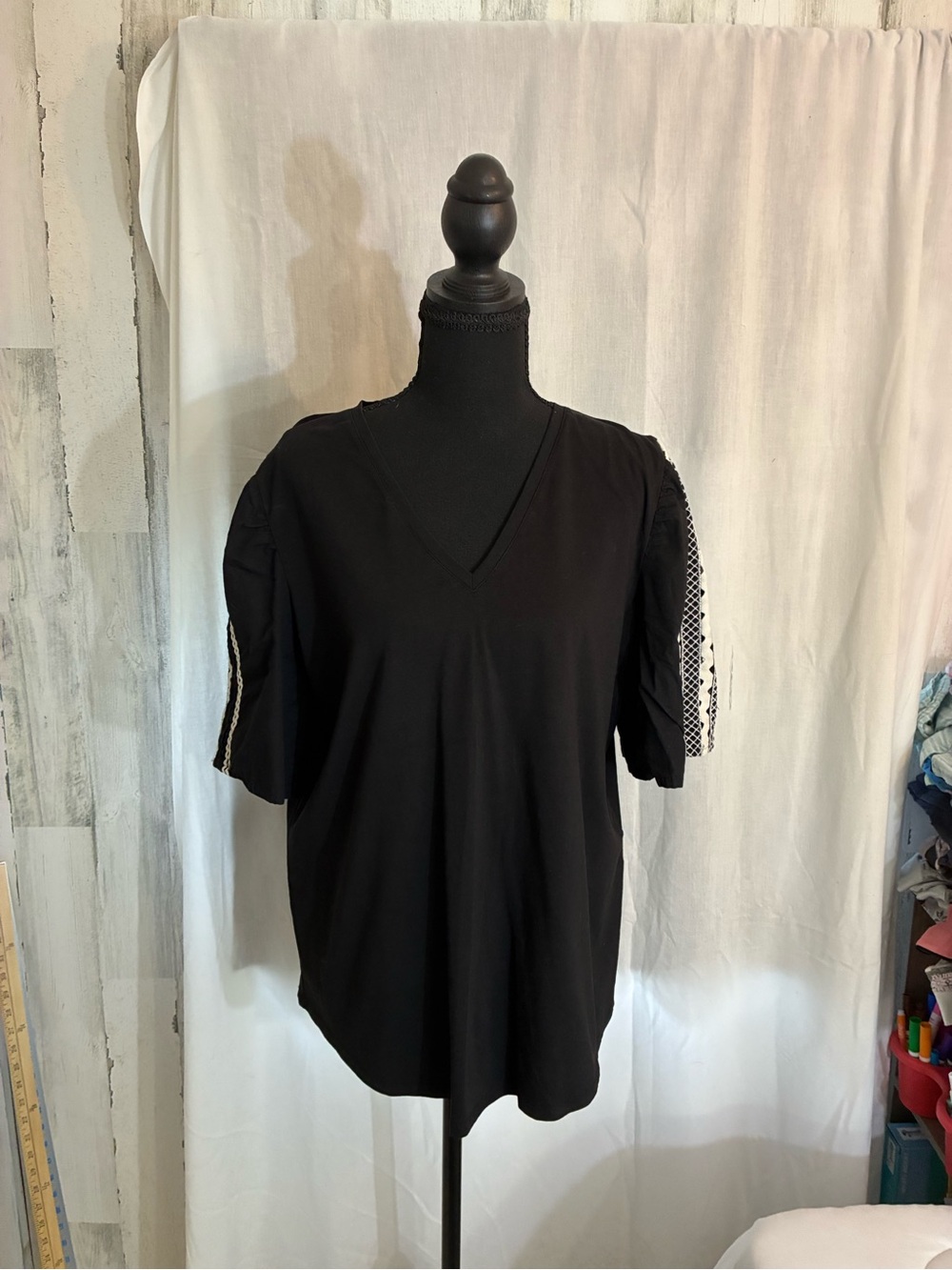 Chico's Black V-Neck Short Sleeve Top with Contrast Sleeve Detail